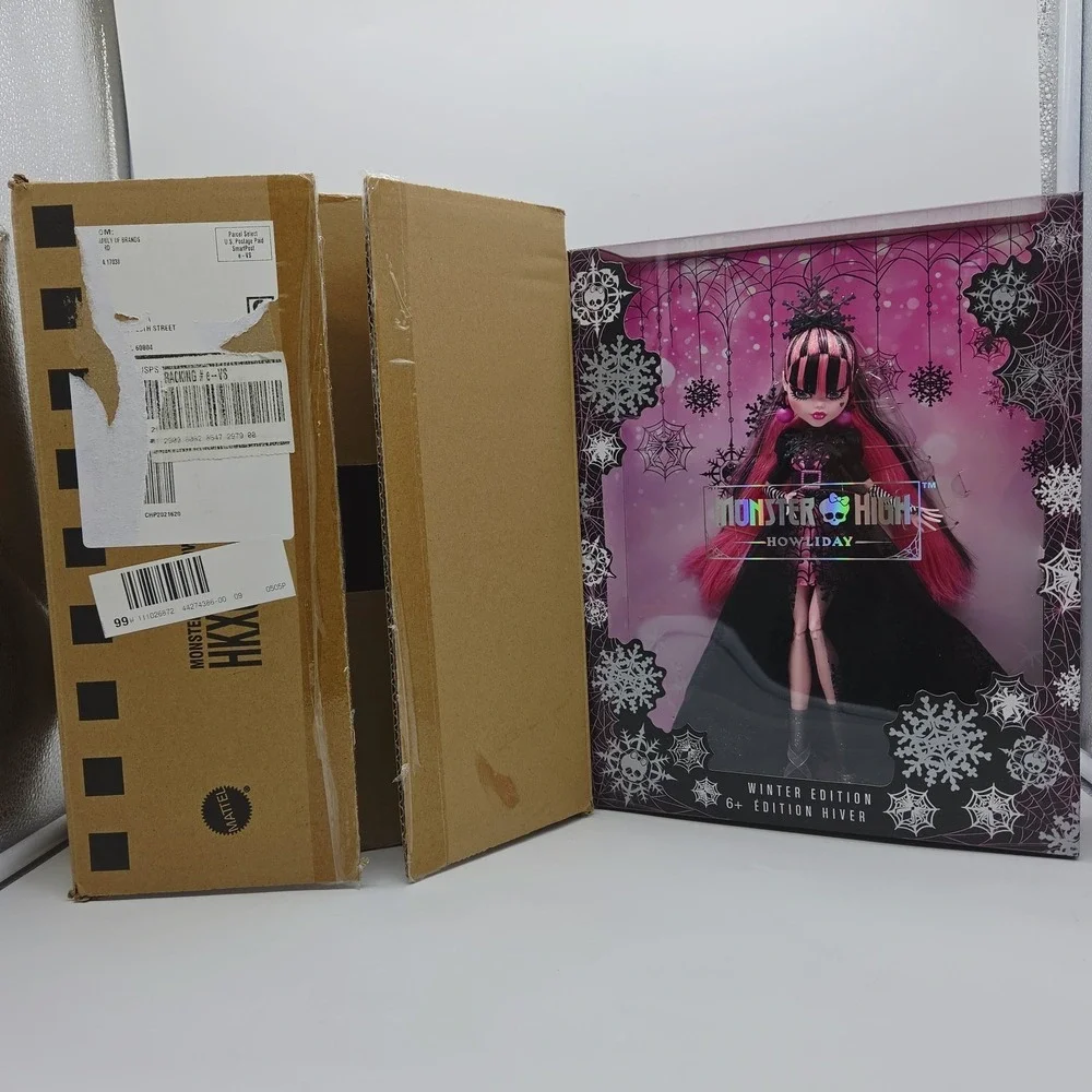 NEW Monster High Howliday Winter Edition Draculaura Doll Limited Holiday Shipper